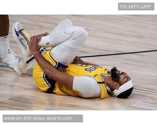 弗里曼防守丹尼斯三分时垫脚被判定为一级恶意犯规引发争议 弗里曼防守丹尼斯三分时垫脚被判定为一级恶意犯规引发争议