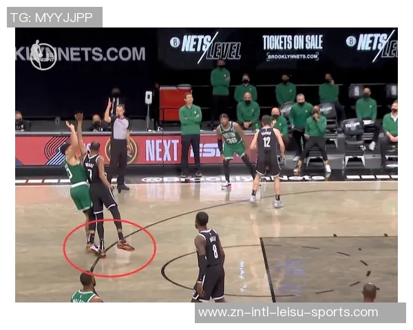 弗里曼防守丹尼斯三分时垫脚被判定为一级恶意犯规引发争议 弗里曼防守丹尼斯三分时垫脚被判定为一级恶意犯规引发争议