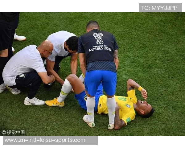 内马尔遭遇无接触拉伤痛苦倒地队医紧急救治后顽强回归赛场