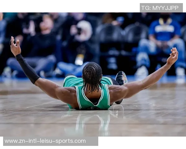 追梦之路：杰伦布朗引领绿军奋勇争先展现无畏斗志